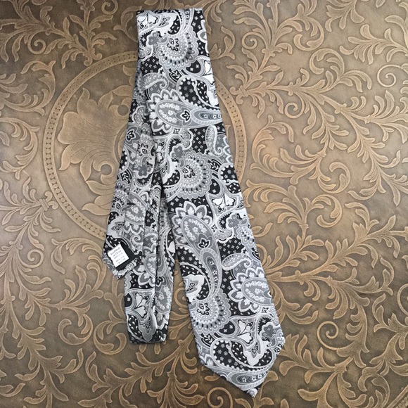 Black and Silver Grey Geoffrey Beene Vintage Tie - Picture 4 of 9